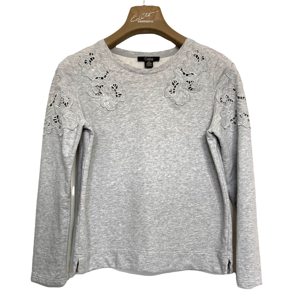 SM•DALIA•GORGEOUS GREY SWEATSHIRT W FLORAL DETAIL•
